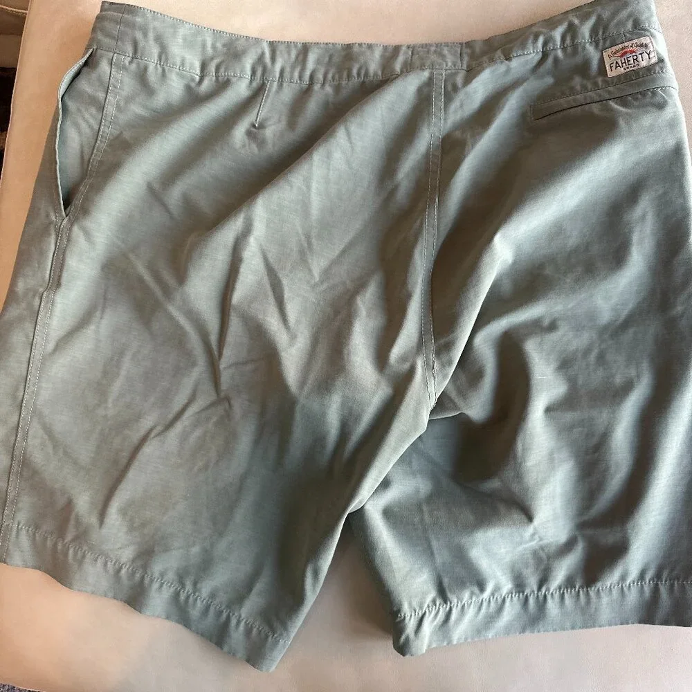 Faherty All Day Shorts Mens 38. Olive